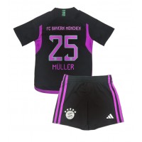 Fotbalové Dres Bayern Munich Thomas Muller #25 Dětské Venkovní 2023-24 Krátký Rukáv (+ trenýrky)